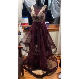 Women's Maroon & Gold Applique Belted Organza Gown SZ 0